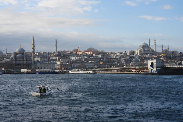 Blick von der Bosporus-Fähre in Istanbul auf Yeni Cami und Süleymaniye-Moschee