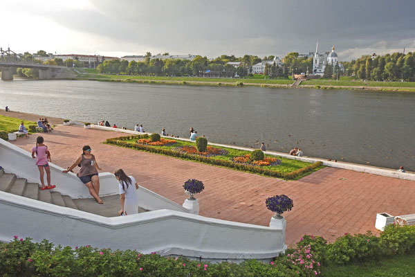 An der Uferpromenade von Twer