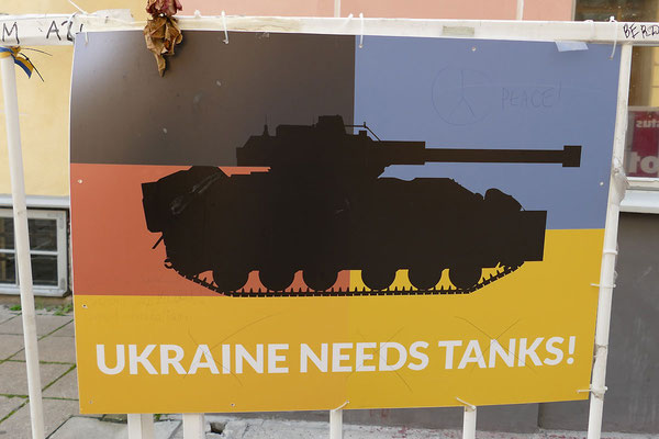 Protestplakat an der russischen Botschaft in Tallinn