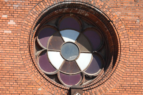 Glasfenster der einstigen refmorierten Kirche