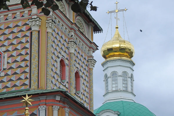 Bunte Ornamente schmücken einige der Klosterbauten.