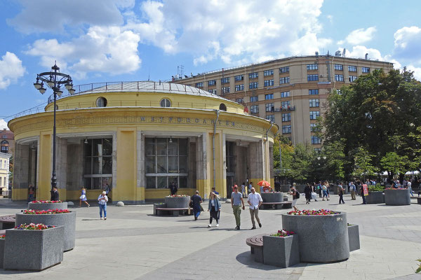 Radio-Moskau-Funkhaus und Metro-Station Nowokusnezkaja