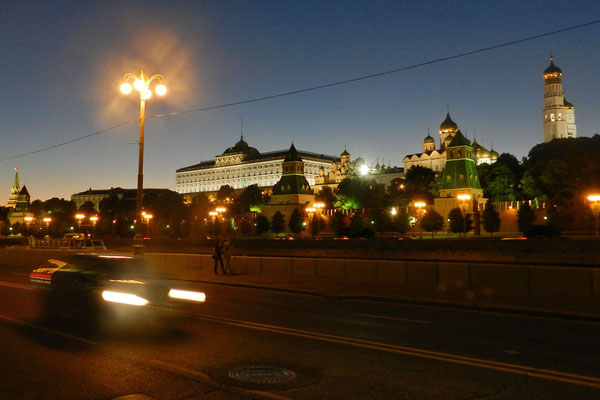 Moskauer Kreml bei Nacht