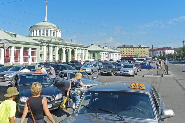 Am Bahnhof von Murmansk herrscht viel Betrieb.