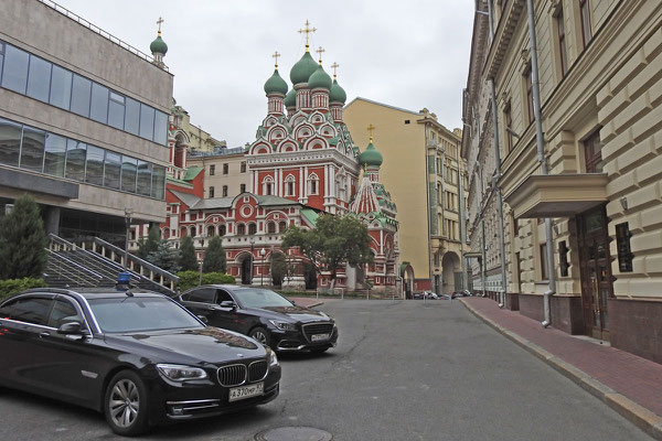 Versteckt zwischen Regierungsgebäuden: Die Dreifaltigkeitskirche in Nikitniki