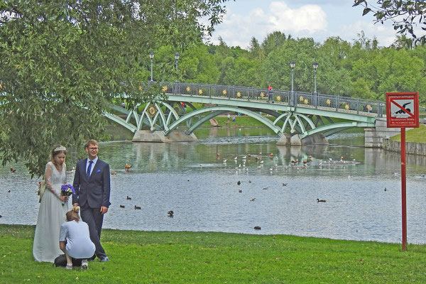 Hochzeitspaar beim Fotoshooting