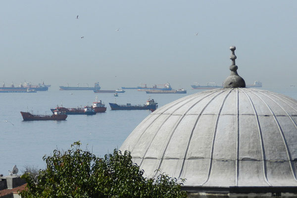 Schiffe warten auf die Erlaubnis, den Bosporus zu passieren