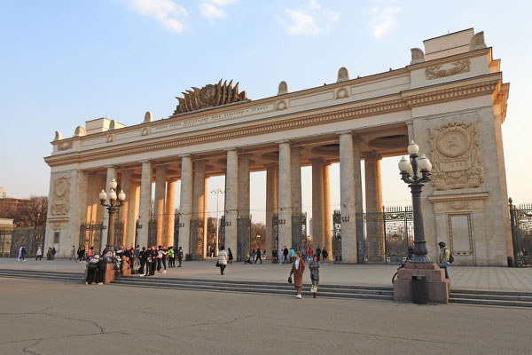 Monumentaler Haupteingang zum Gorki-Park