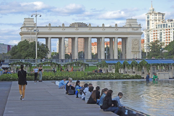 Das pompöse Eingangsportal zum Gorki-Park