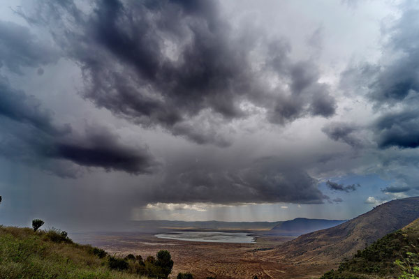 Donkere wolken boven de Ngorongorokrater