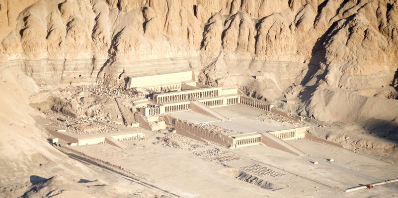 De dodentempel van Hatsjepsoet bij Luxor vanuit de lucht.