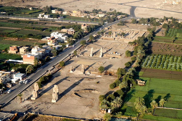 De Kolossen van Memnon vanuit de lucht