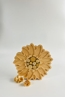Blume € 25 ; 16 cm hoch; INFO: Holz ist ein Naturprodukt, daher können Abweichungen vorkommen.