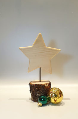 Stern auf Sockel; € 20.-; 21cm; INFO: Holz ist ein Naturprodukt, daher können Abweichungen vorkommen.
