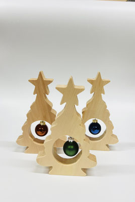 Baum Mini Kugel ; € 15.- ; 18cm; INFO: Holz ist ein Naturprodukt, daher können Abweichungen vorkommen.