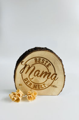 "Beste Mama der Welt" € 30 ; 17 cm hoch; INFO: Holz ist ein Naturprodukt, daher können Abweichungen vorkommen.