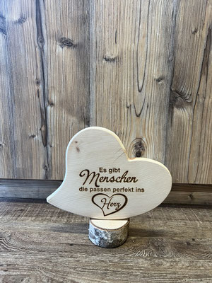 Es gibt Menschen ... € 25 ; INFO: Holz ist ein Naturprodukt, daher können Abweichungen vorkommen.