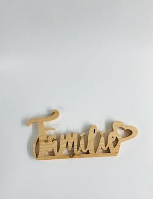 "Familie" Schriftzug € 30 ; 12 cm x 30 cm; INFO: Holz ist ein Naturprodukt, daher können Abweichungen vorkommen.