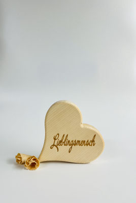 Lieblingsmensch € 20 ; 12 cm x 12 cm; INFO: Holz ist ein Naturprodukt, daher können Abweichungen vorkommen.