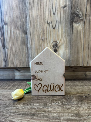 Haus " Hier wohnt das Glück" € 28 ; INFO: Holz ist ein Naturprodukt, daher können Abweichungen vorkommen.