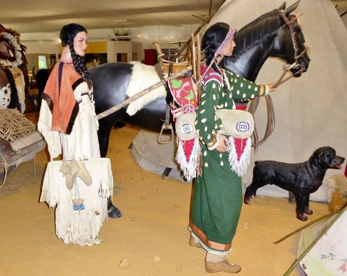 Das Leben der indianischen Frauen    Die Prärielandschaft zeigt indianische Frauen und Mütter die mit Kindern, Pferd und Travois unterwegs sind.   COPYRIGHT: Esther Merbt 