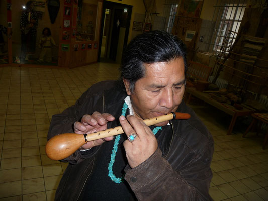 Cory Yukatan spielt indianische Flöte