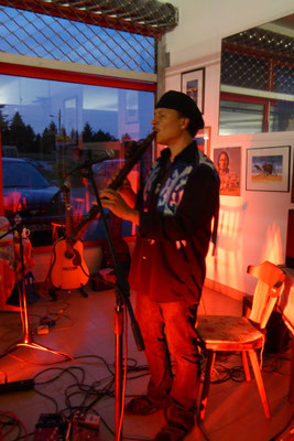 Konzert mit Mitch Walking Elk und Wade Fernandez