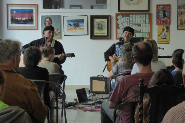 Konzert mit Mitch Walking Elk und Wade Fernandez