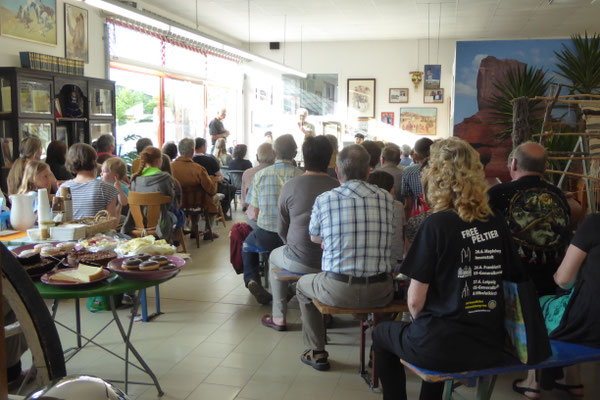 Konzert mit Mitch Walking Elk und Wade Fernandez