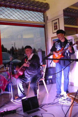 Konzert mit Mitch Walking Elk und Wade Fernandez