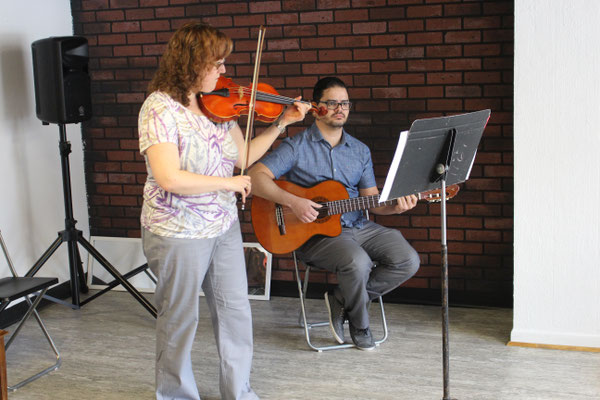 Miriam, élève de violon, accompagnée par prof Ricardo