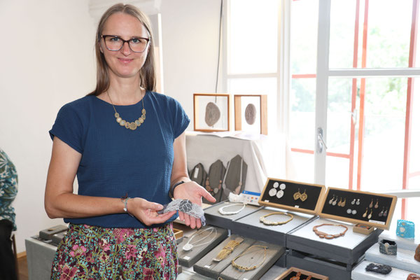 Textile Kunst -Umgarnte Steine von Melina Kumer