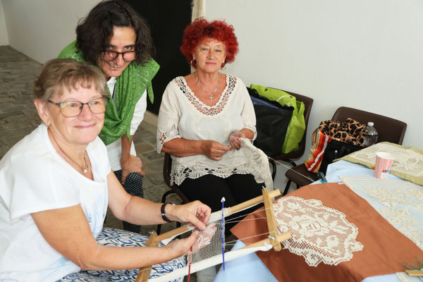 Die Handwerker:innen aus dem Lebenden Museum in Kautzen zeigen alte textile Handwerkstechniken