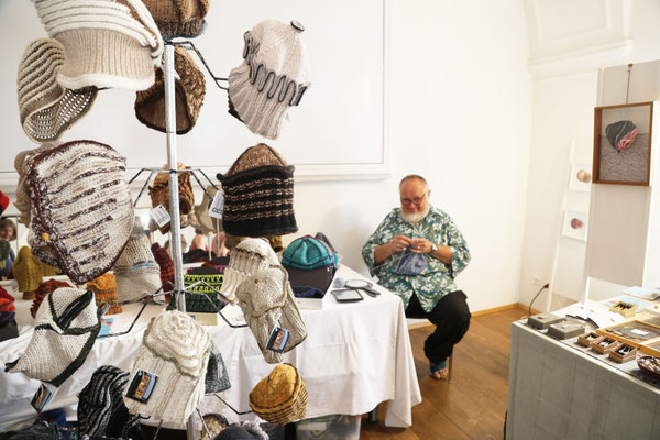 Michael Mallinger - er strickt + häkelt + strickt + häkelt...