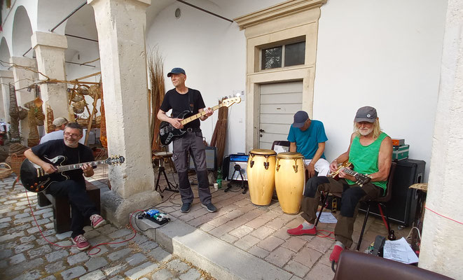 Musik von "Die Strawanza" aus Wien, im Arkadenhof 