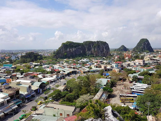 Blick auf Dorf und die weiteren 4 Berge, Marble Mountains, Da Nang, Vietnam