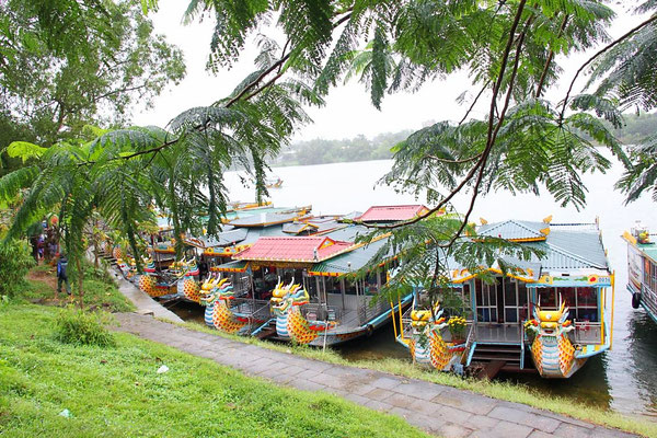 Drachenboote, Parfümfluss, Hue, Vietnam