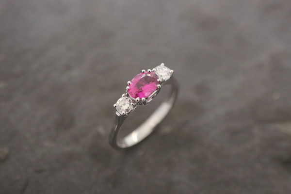 fililgraner Ring mit rosa Turmalin und Brillanten in Krappenfassungen
