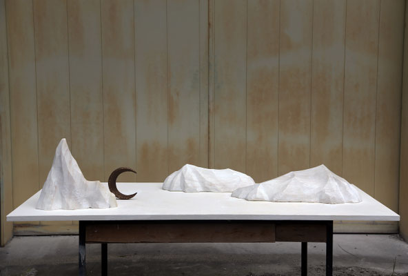 昨日の話をしよう　Let's talk about yesterday 　　2018　大理石、ブロンズ　marble,bronze　　W1818×H330×D900(mm)