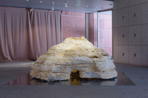 ２つの風景　The two sceneries　　2017　トラバーチン、ブロンズ　 travertine,bronze　　W2000x D1300xH800(mm)