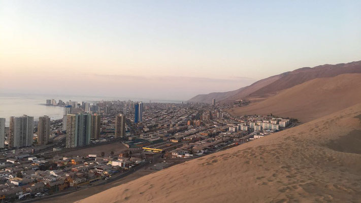 Der Blick auf die Stadt von den Sanddünen aus