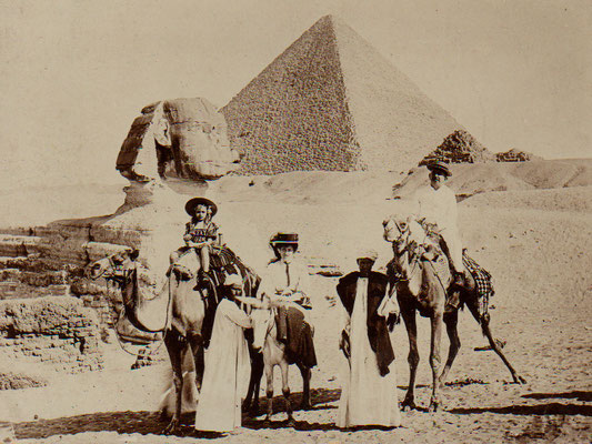 La famille Van der Veen sur le chemin du retour aux Pays-Bas à la pyramide de Khéops (11 mai 1909)