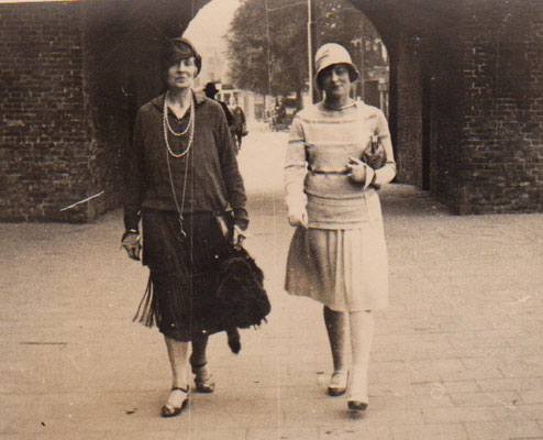 Mama and Julie in The Hague (1924)