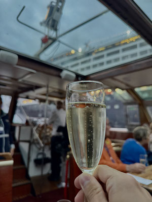 Zum Start des Ausflugs gibt es natürlich noch ein Glas prickelnden Sekt