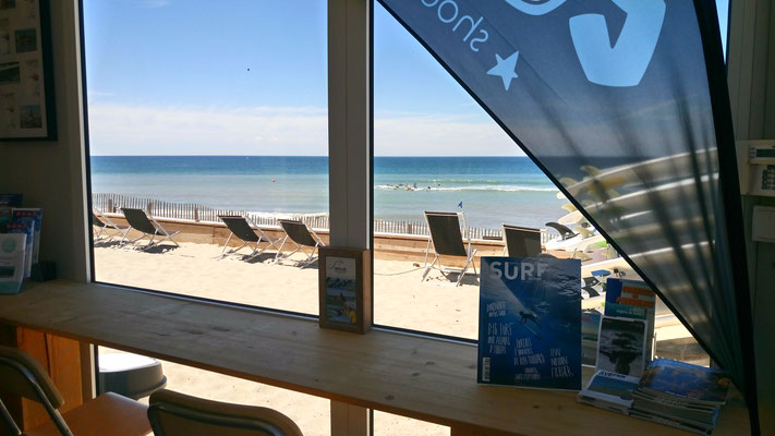 La zone de surf, via l'espace plage et surf café, depuis le hall d'accueil.