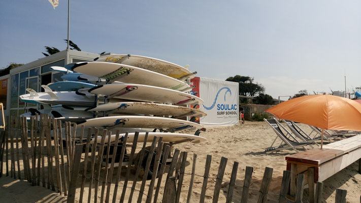 Les planches de location confirmé et l'espace privatif Soulac surf school