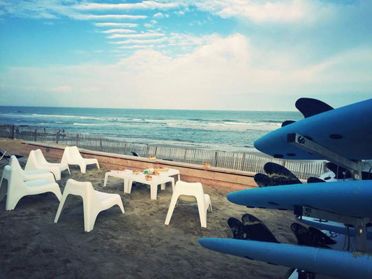 Un petit déjeuner en panorama sur l'océan avant la session du matin