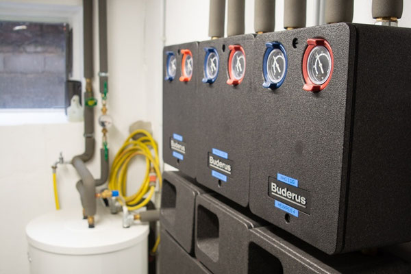 Moderne Heizungsanlage mit Buderus Heizkreisverteilern und sauberer Rohrinstallation von Friedrich Lindhorst GmbH in Achim
