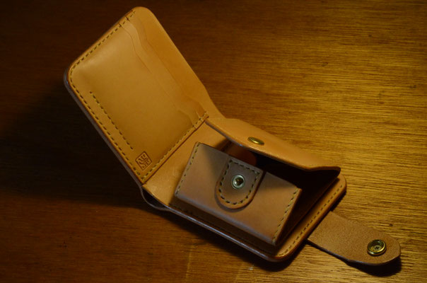 硬貨入れはBOXタイプ（マチ付き）、皮革はHermann Oak Leather 、コンチョはsilver 950材を打出し。