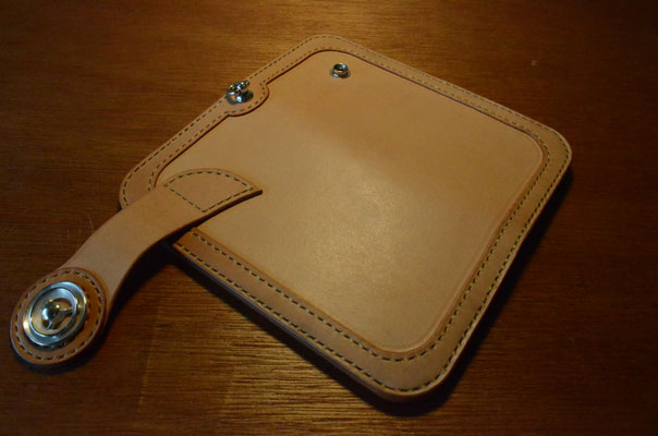 Wallet を一周する補強を入れる事で耐久性を向上。